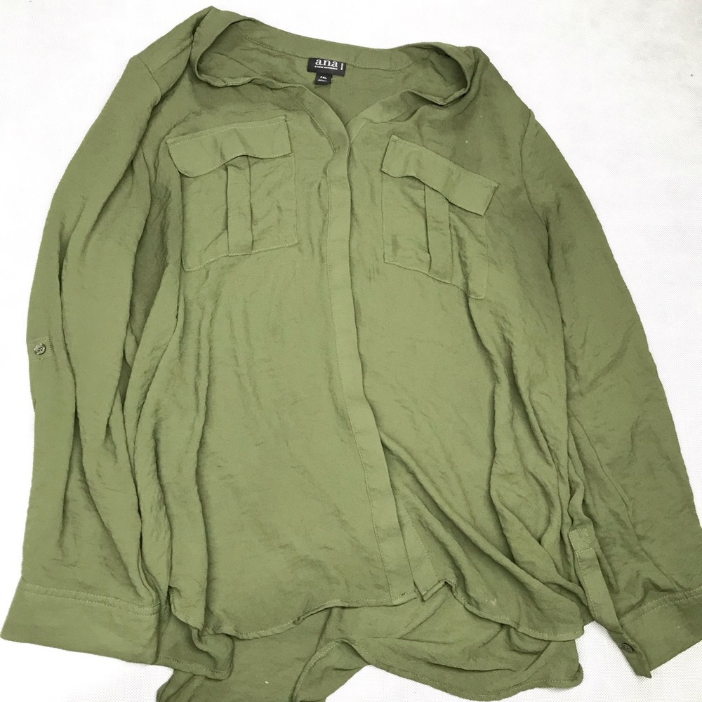Dark green button up☘️